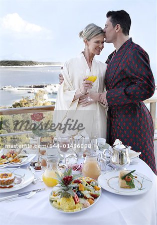 Couple d'âge mûr prenant son petit déjeuner sur la terrasse de l'hôtel