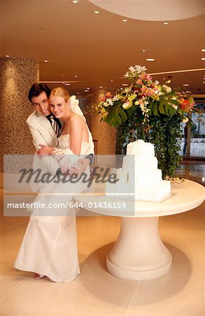 Mariée et le marié avec gâteau
