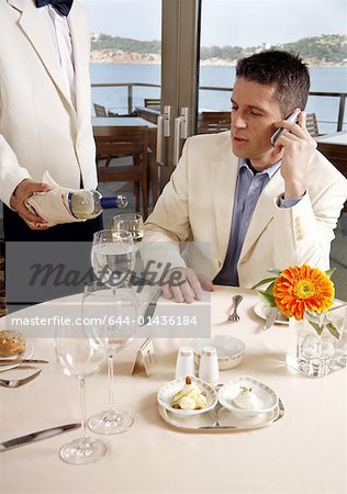 Homme assis à la table dans un restaurant