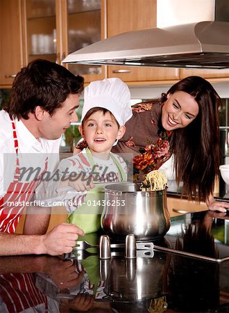 Eltern und Sohn Spaghetti Kochen