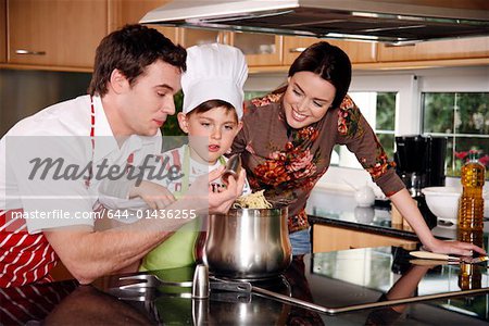 Eltern und Sohn Spaghetti Kochen
