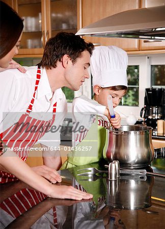 Eltern und Sohn Spaghetti Kochen