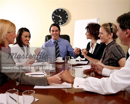 Un groupe de gens d'affaires lors d'une réunion