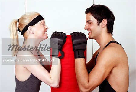 Junger Mann und Frau in einer Klasse Fitness flirten
