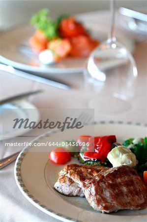 Plat de viande sur la table de dîner
