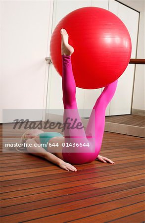 Jeune femme à effectuer un exercice de pilates