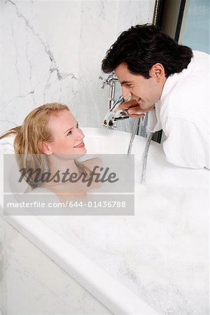 Couple jouissant bain moussant ensemble