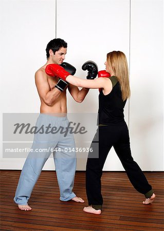 Gerade rechten Schlag des aktiven Tae Bo und Block