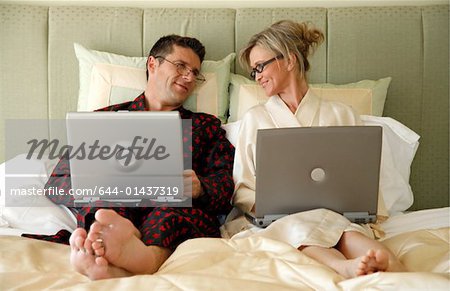 Couple d'âge mûr dans le lit