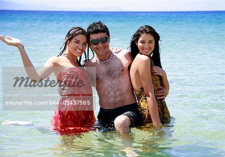 Jeunes posant dans l'eau