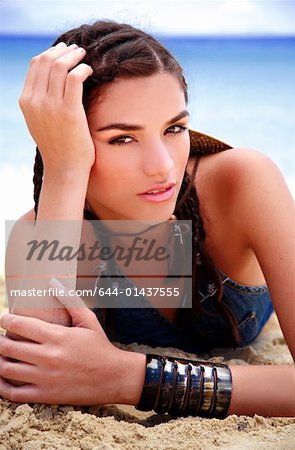 Gros plan d'une jeune femme allongée sur la plage
