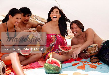 Deux couples sur la plage de s'amuser