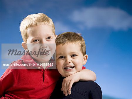 Zwei jungen umarmt