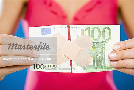 Femme avec billet d'euro cent dollars déchiré avec plastique bandes