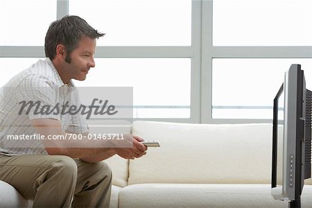 Homme regarder la télévision