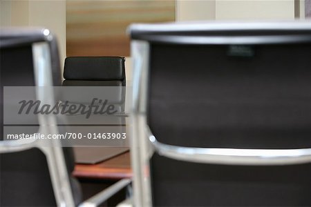 Chaises autour de Table de la salle de conférence