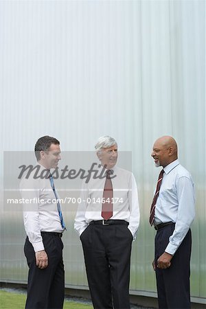 Les hommes d'affaires parler