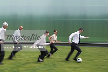 Geschäft Leute spielen Fußball