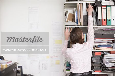 Geschäftsfrau erreichen für Datei-Ordner