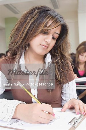 Gros plan d'un étudiant femelle donnant un examen