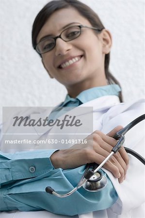 Portrait d'une femme médecin détenant un stéthoscope