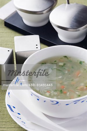 Vue grand angle sur un bol de soupe