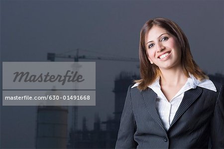 Portrait d'une femme architecte souriant