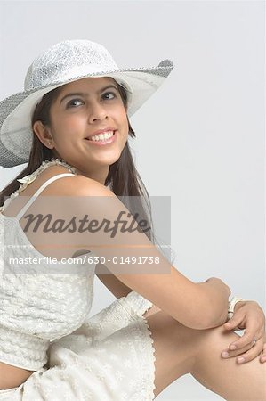 Seitenansicht einer jungen Frau sitzen und Lächeln