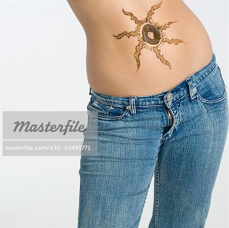 Mid vue en coupe d'une femme avec tatouage sur son abdomen