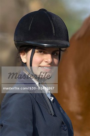 Porträt einer weiblichen Jockey lächelnd