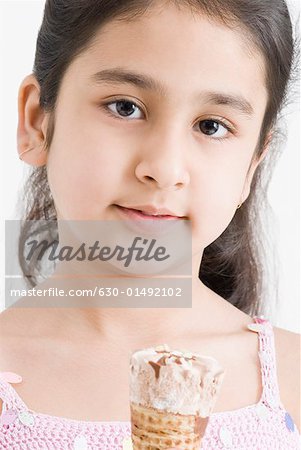 Portrait d'une jeune fille tenant un cornet de crème glacée