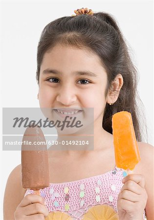 Portrait d'une jeune fille tenant deux glaces