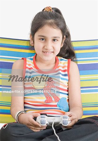 Portrait d'une jeune fille jouant le jeu vidéo