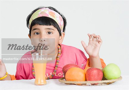 Portrait d'une jeune fille, boire du jus avec une consommation de paille