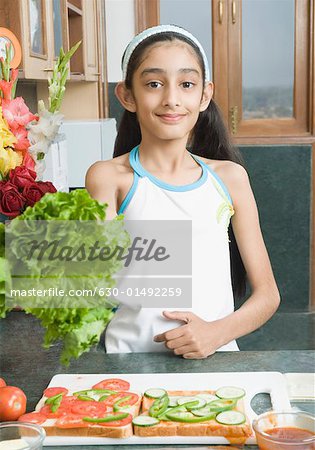 Portrait d'une jeune fille faire un sandwich