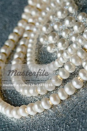 Gros plan d'un collier de perles