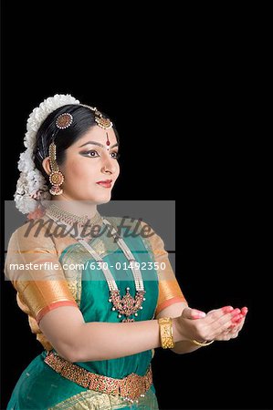 Gros plan d'une jeune femme effectuant Bharatnatyam