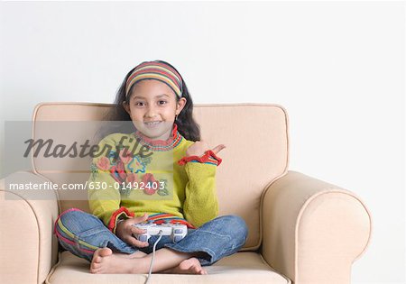 Portrait d'une jeune fille jouent au jeu vidéo