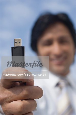 Porträt eines Kaufmanns halten einen USB-Stick