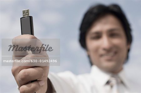 Porträt eines Kaufmanns halten einen USB-Stick