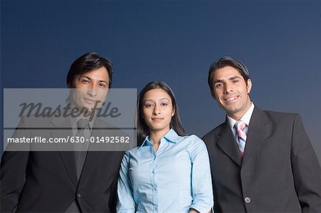 Porträt einer geschäftsfrau und zwei Geschäftsleute beieinander stehen