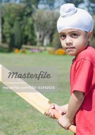 Portrait d'un garçon jouer au cricket