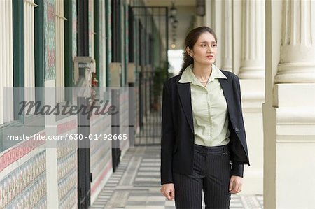 Femme debout dans le couloir d'un bâtiment