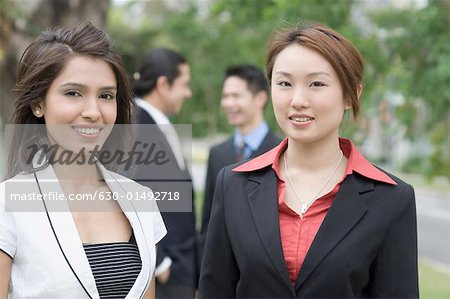 Portrait de deux femmes d'affaires souriant