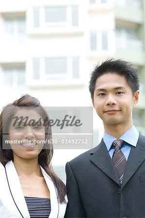 Portrait d'un homme et une femme d'affaires souriant