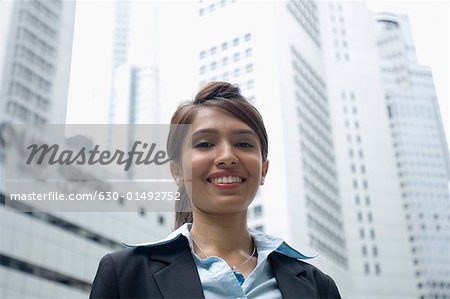 Portrait d'une femme d'affaires souriant