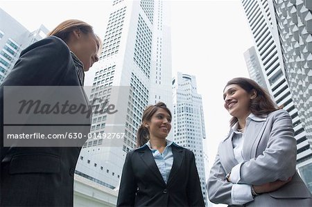 Low Angle View of drei Unternehmerinnen miteinander zu reden