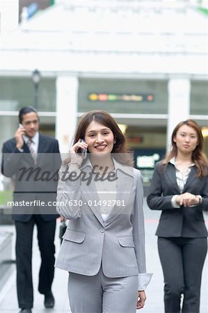 Geschäftsfrau, die auf einem Handy sprechen und Lächeln