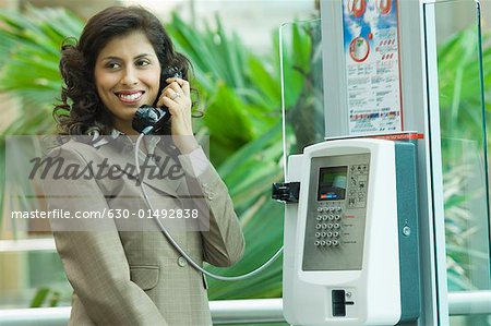 Nahaufnahme der Kauffrau sprechen auf ein Münztelefon