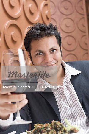 Porträt eines jungen Mannes mit einem Glas Rotwein